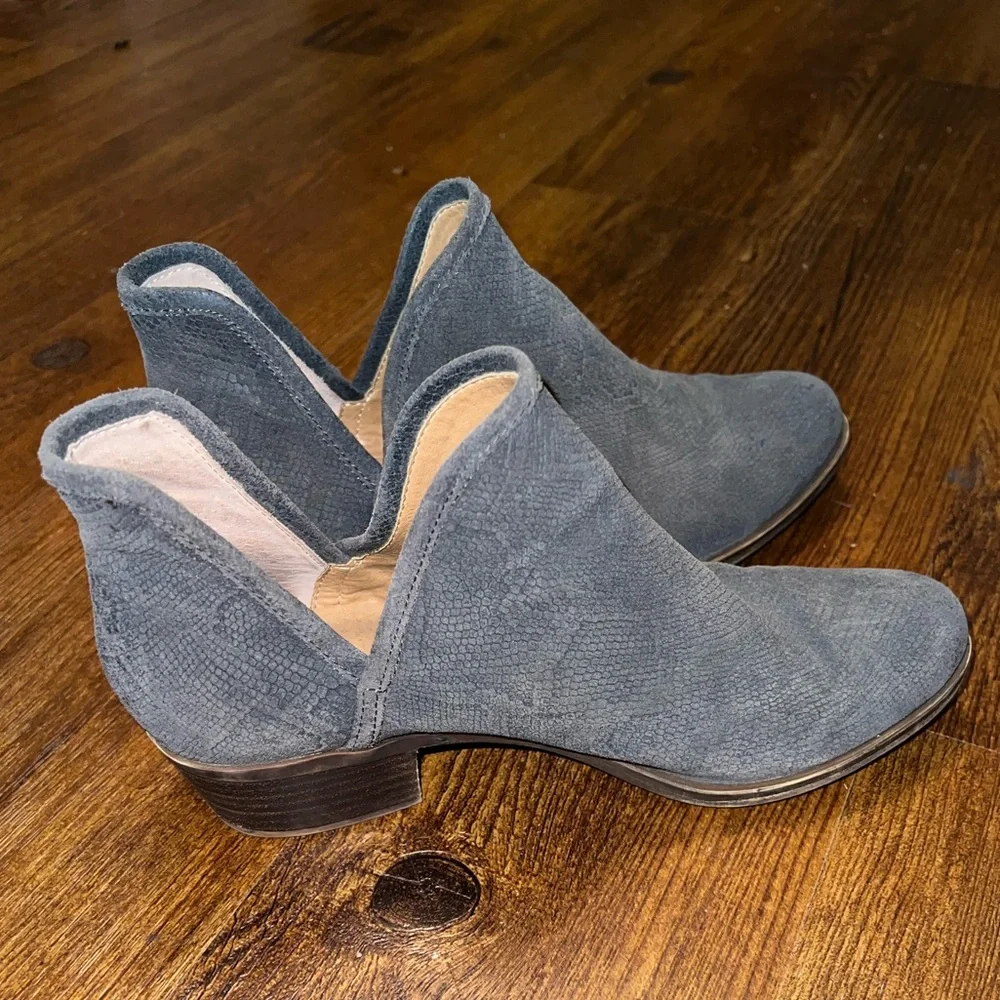 Lucky Brand Gray Snakeskin Leather Low Block Heel Ankle Boots Size 8.5 - Picture 2 of 9